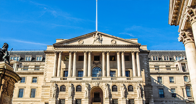 UK Job Market Softens, but Wage Growth Delays BoE Rate Cuts